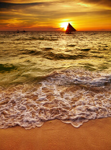 夕阳下的海浪与沙滩美景