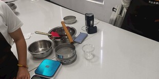 厨房杂乱场景中的多样物品