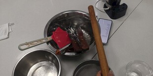 杂乱厨房待清洗的锅具