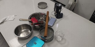 厨房台面杂乱的烹饪器具