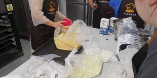 工作人员处理溢出液体场景