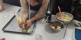 女性专注制作美食画面