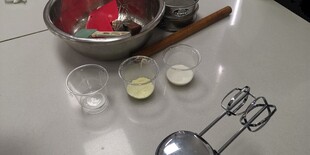 厨房烘焙准备场景