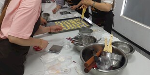 厨房内的烹饪操作场景
