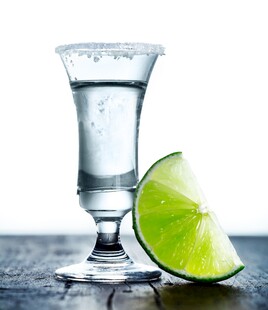 龙舌兰酒配青柠片