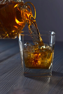 琥珀色酒液倾入方形玻璃杯
