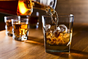 威士忌倒入加冰玻璃杯