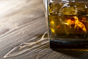 木质桌上的加冰威士忌