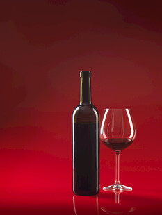 红底上的酒瓶与红酒杯