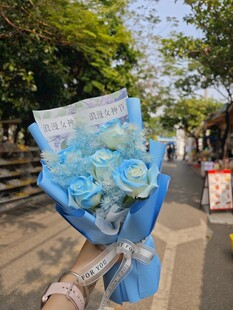 手持蓝色梦幻花束