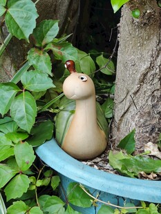绿植间的可爱蜗牛摆件