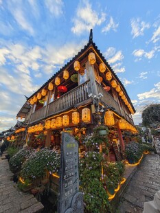 梦幻山间木屋灯火璀璨