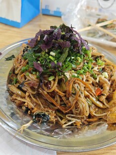 美味凉拌面色泽诱人