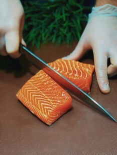 手艺人切新鲜三文鱼