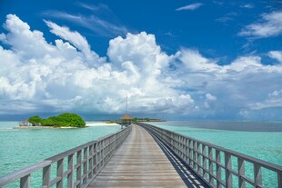 海上栈桥通往梦幻小岛