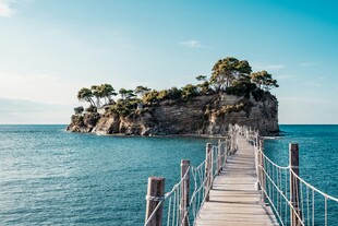 海上栈桥通向孤岛风光