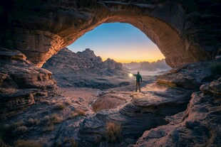 山洞前的壮丽日落景观