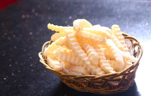 竹篮中的美味膨化小食