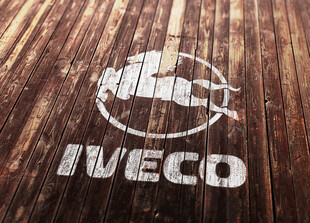 木质背景上的IVECO标志