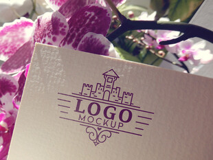 紫色花卉旁的精致LOGO设计