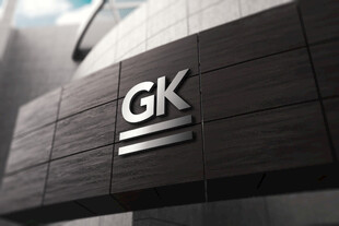 GK标志展示于现代建筑外墙上