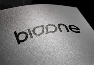 biqone品牌标志特写