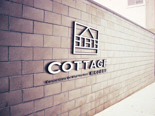 砖墙装饰的COTTAGE标识