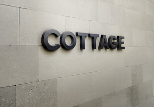 墙面装饰的COTTAGE标识