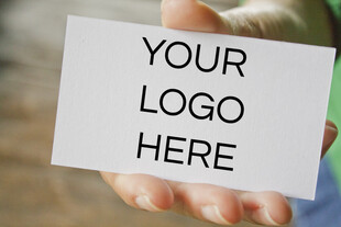 手持卡片展示logo占位处