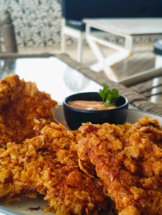 美味酥脆炸鸡配蘸料
