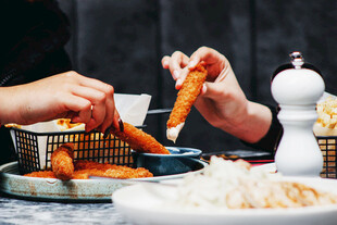 两人共享美味炸物时刻