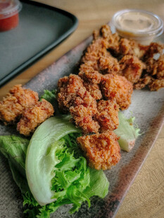 美味炸鸡配蔬菜拼盘