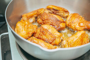 锅中烹饪的美味红烧鸡翅