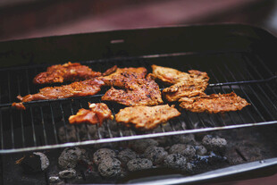 炭火上的美味烤肉