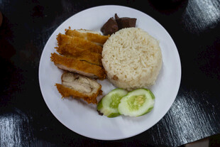 美味炸物配米饭与黄瓜
