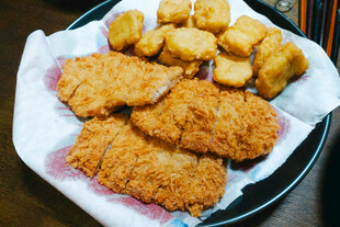 香酥炸鸡排与小食拼盘