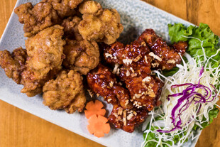 美味炸鸡与烤肉拼盘