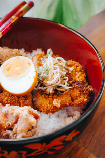 日式炸猪排盖饭美食特写