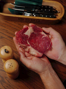双手捧持的新鲜生牛肉