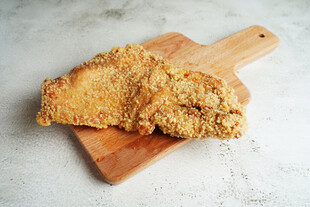 木板上的酥脆炸鸡