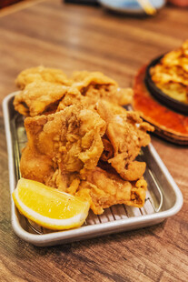 香酥炸鱿鱼配柠檬
