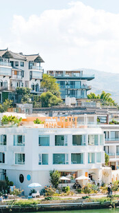 河畔多彩建筑景观