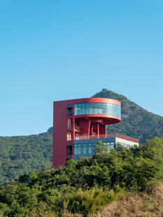 红色建筑屹立于山林间