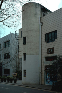 街边独特造型的多层建筑