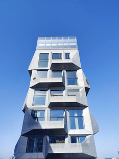 独特造型的现代多层建筑