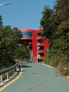 公路旁的红色建筑景观