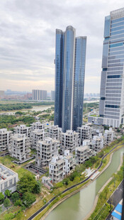 城市河畔高楼建筑群景观