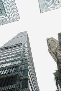 仰视都市摩天大楼景观