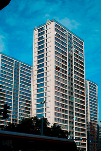 高层住宅楼群蓝天背景