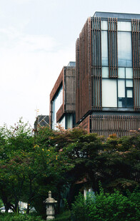 现代风格建筑与绿植景观